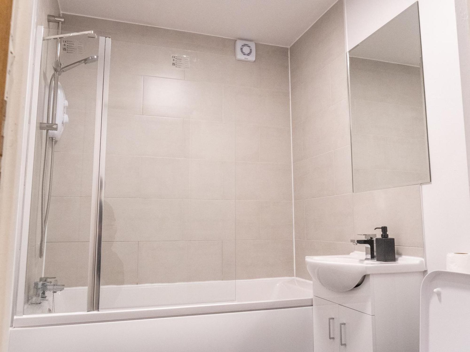 Appartement Stunning Modern 2 Bed Flat, With Parking, Near Town