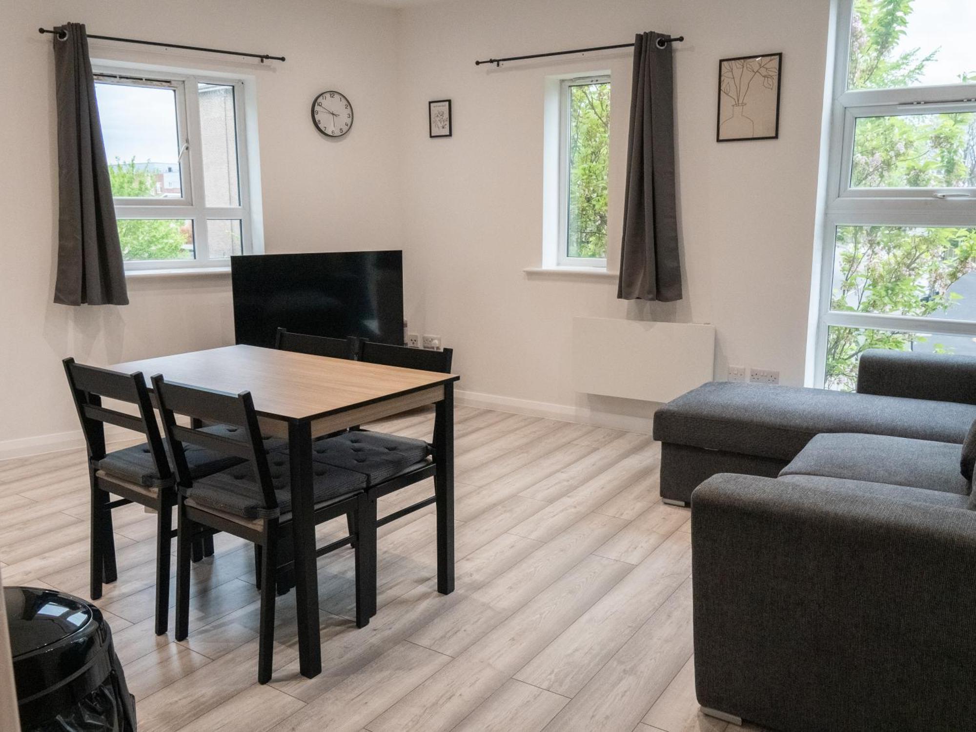 Stunning Modern 2 Bed Flat, With Parking, Near Town Appartement *