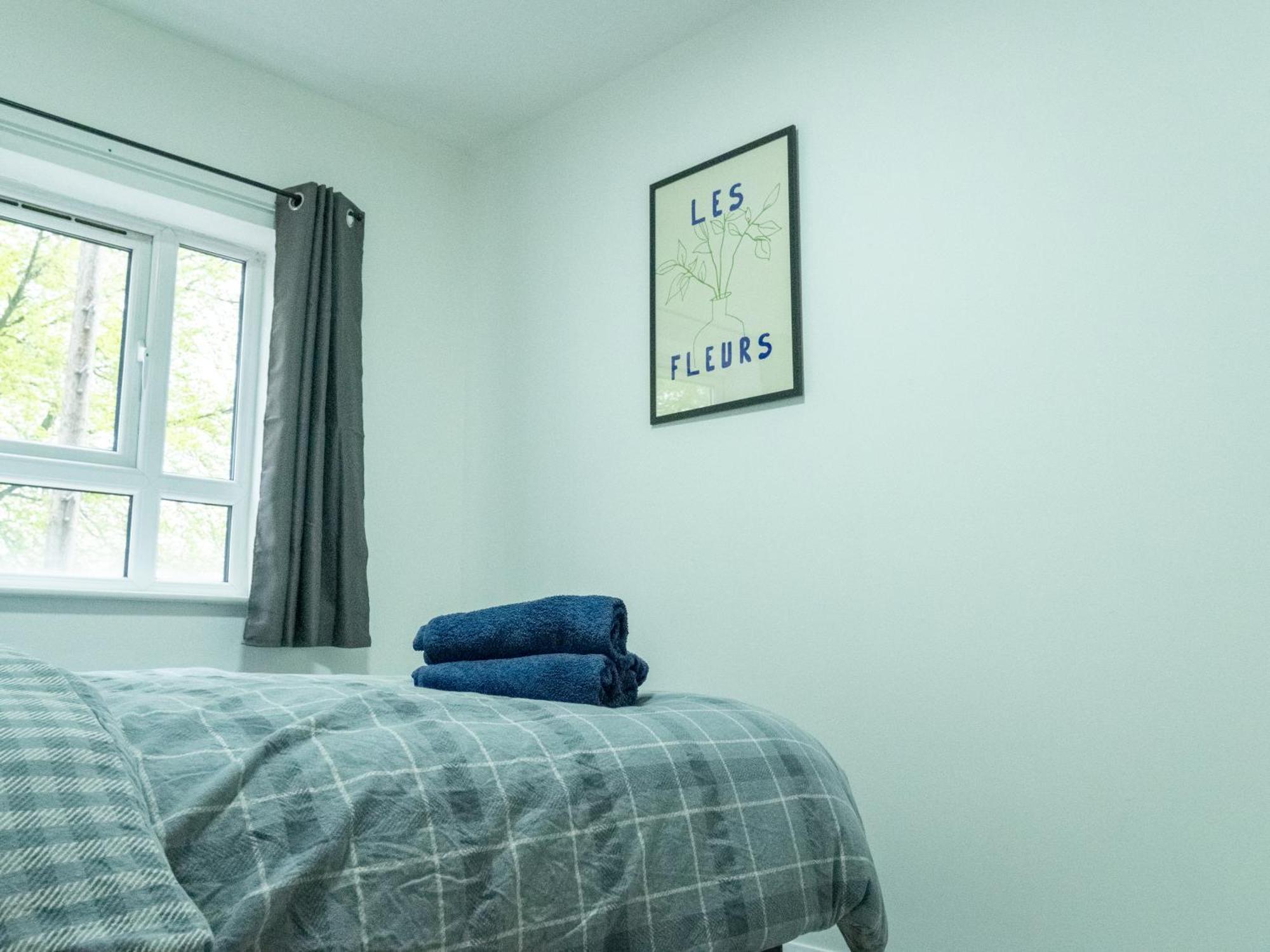 Stunning Modern 2 Bed Flat, With Parking, Near Town *