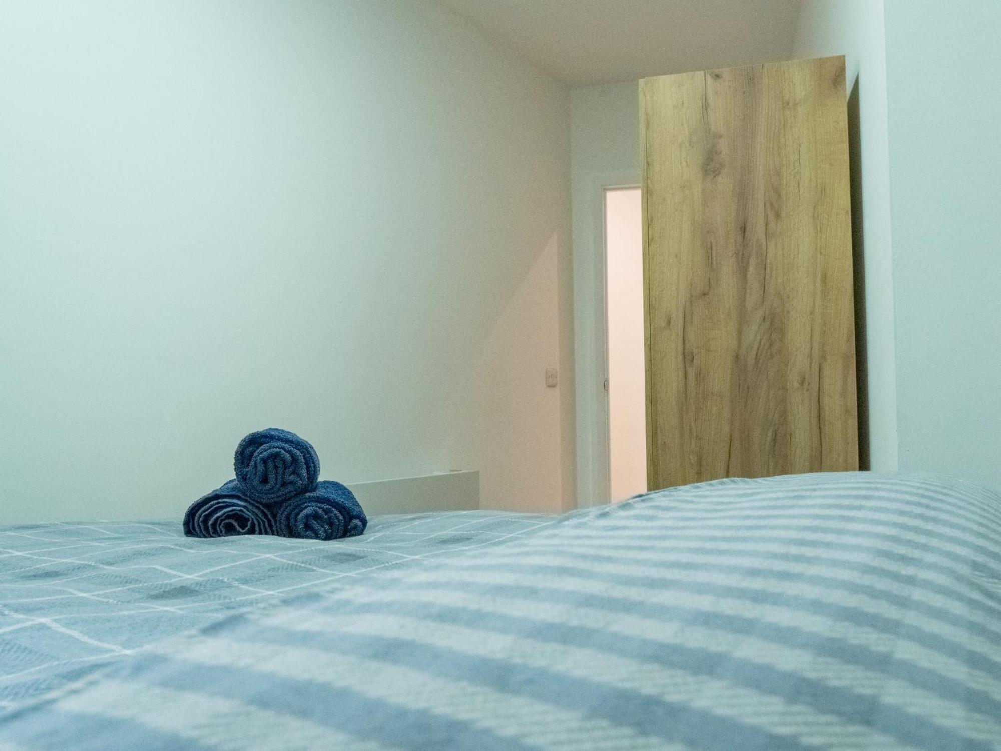 Stunning Modern 2 Bed Flat, With Parking, Near Town Appartement