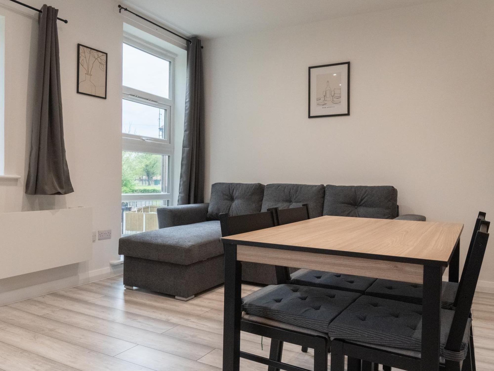 Stunning Modern 2 Bed Flat, With Parking, Near Town Manchester