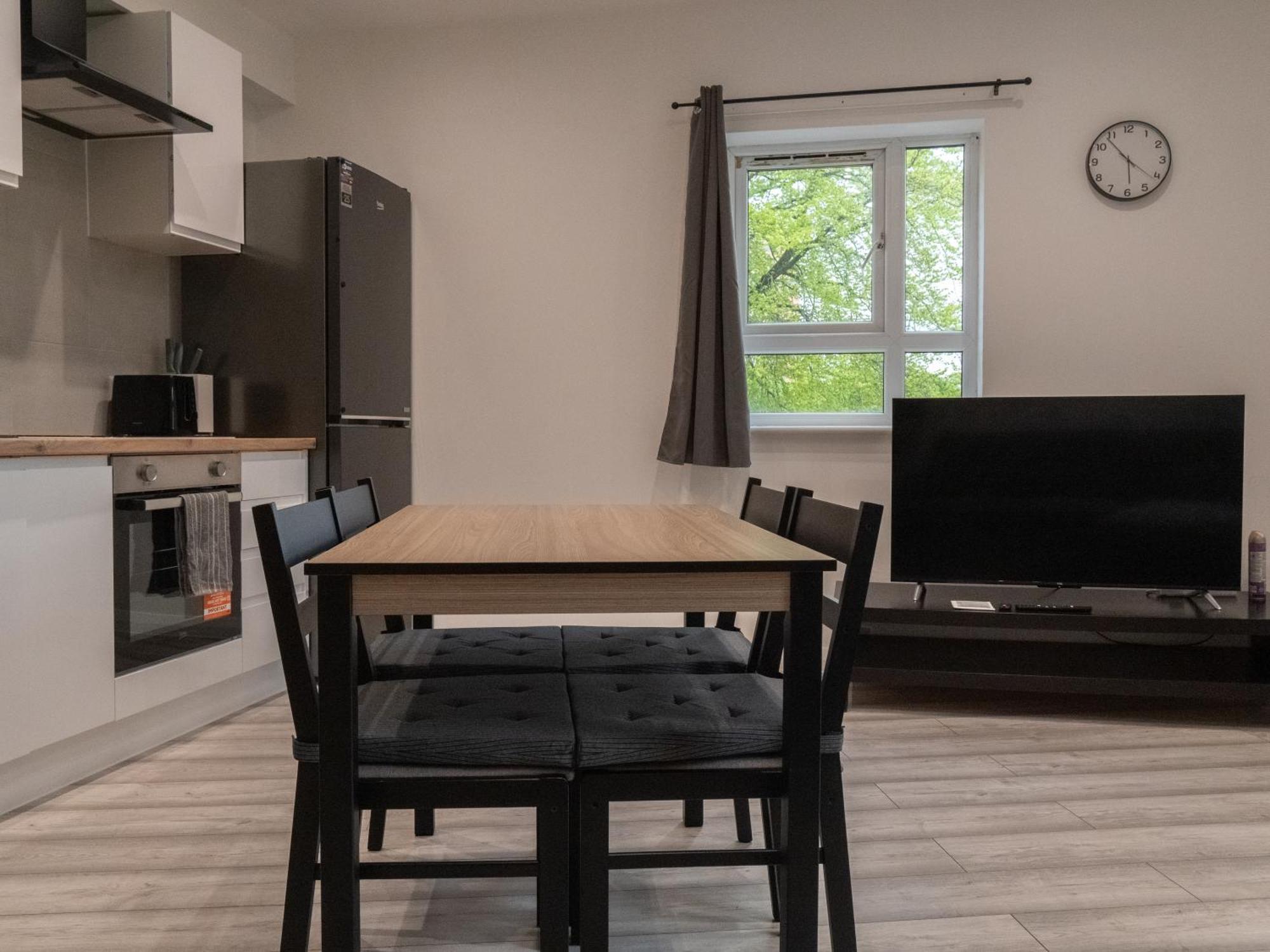 Stunning Modern 2 Bed Flat, With Parking, Near Town Manchester