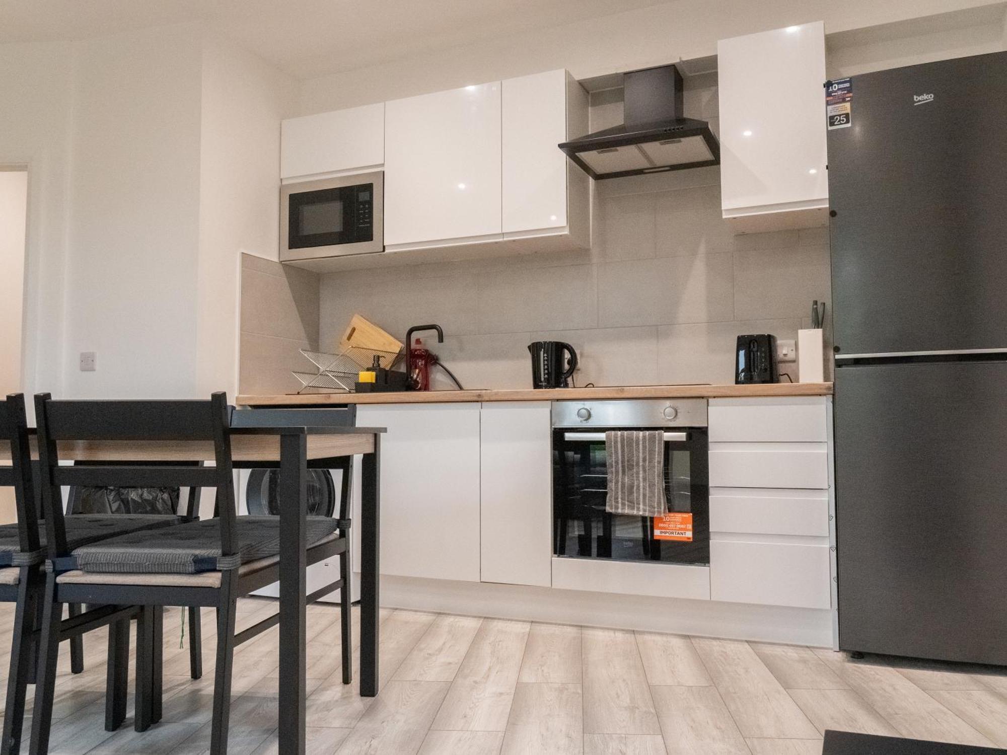 Stunning Modern 2 Bed Flat, With Parking, Near Town Appartement *