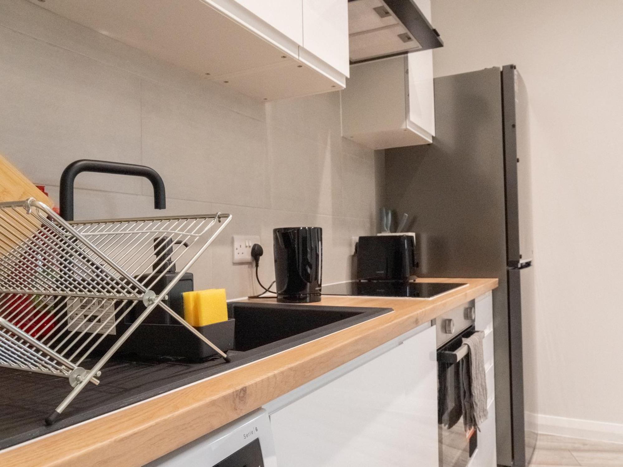 Appartement Stunning Modern 2 Bed Flat, With Parking, Near Town *