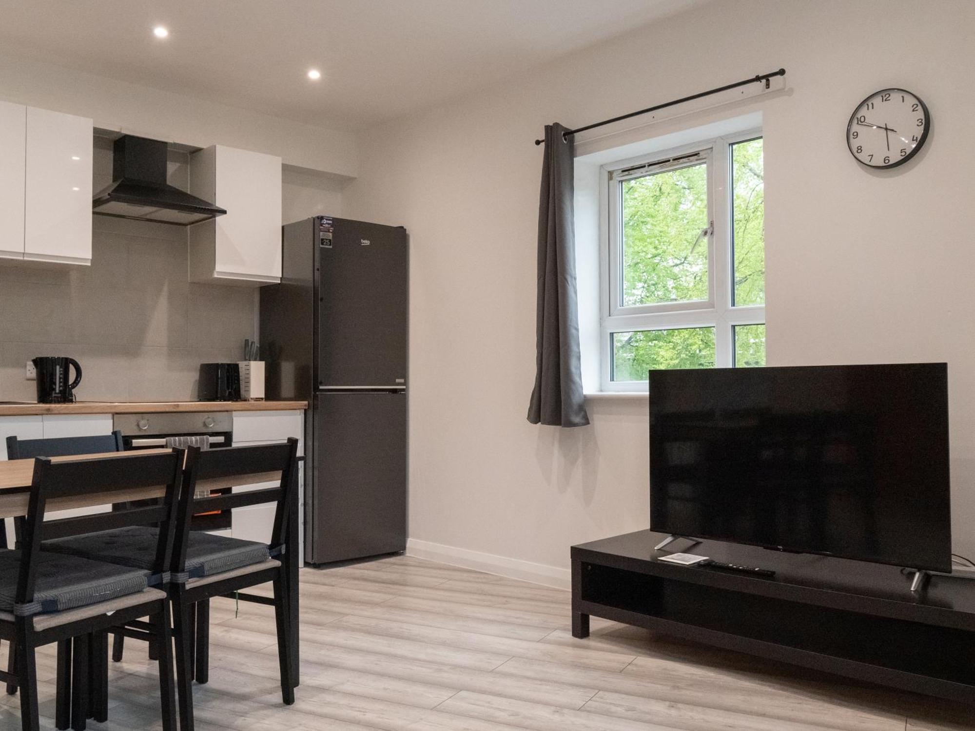 Stunning Modern 2 Bed Flat, With Parking, Near Town * Manchester
