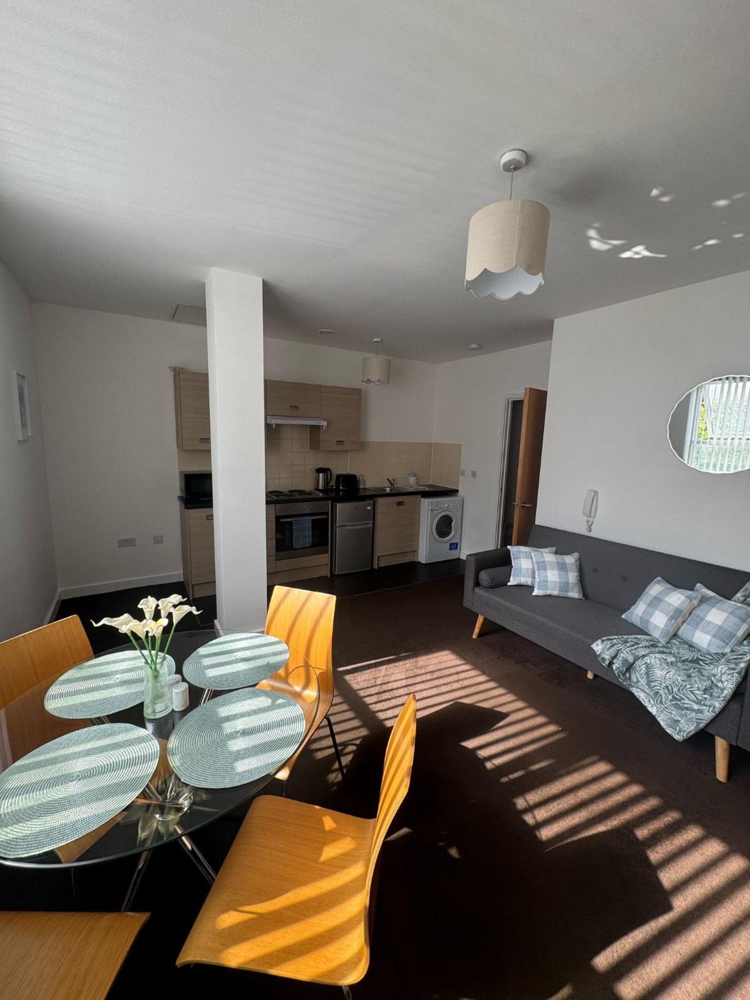 Chic Trafford Apartment, Private Underground Parking, Fast Wi-fi, Self Check-in Anytime, 5 Mins To Old Trafford Stadium Apartment Manchester