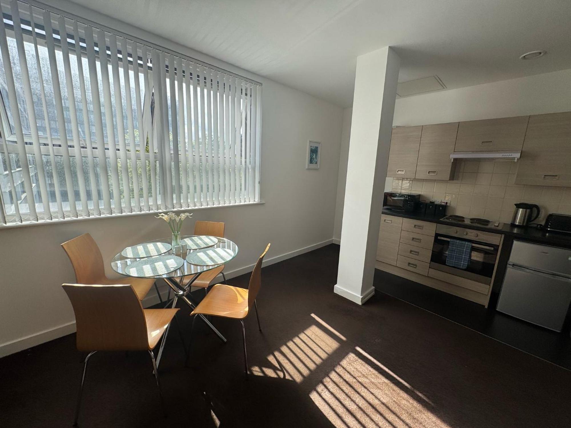 Apartment Chic Trafford Apartment, Private Underground Parking, Fast Wi-fi, Self Check-in Anytime, 5 Mins To Old Trafford Stadium Manchester