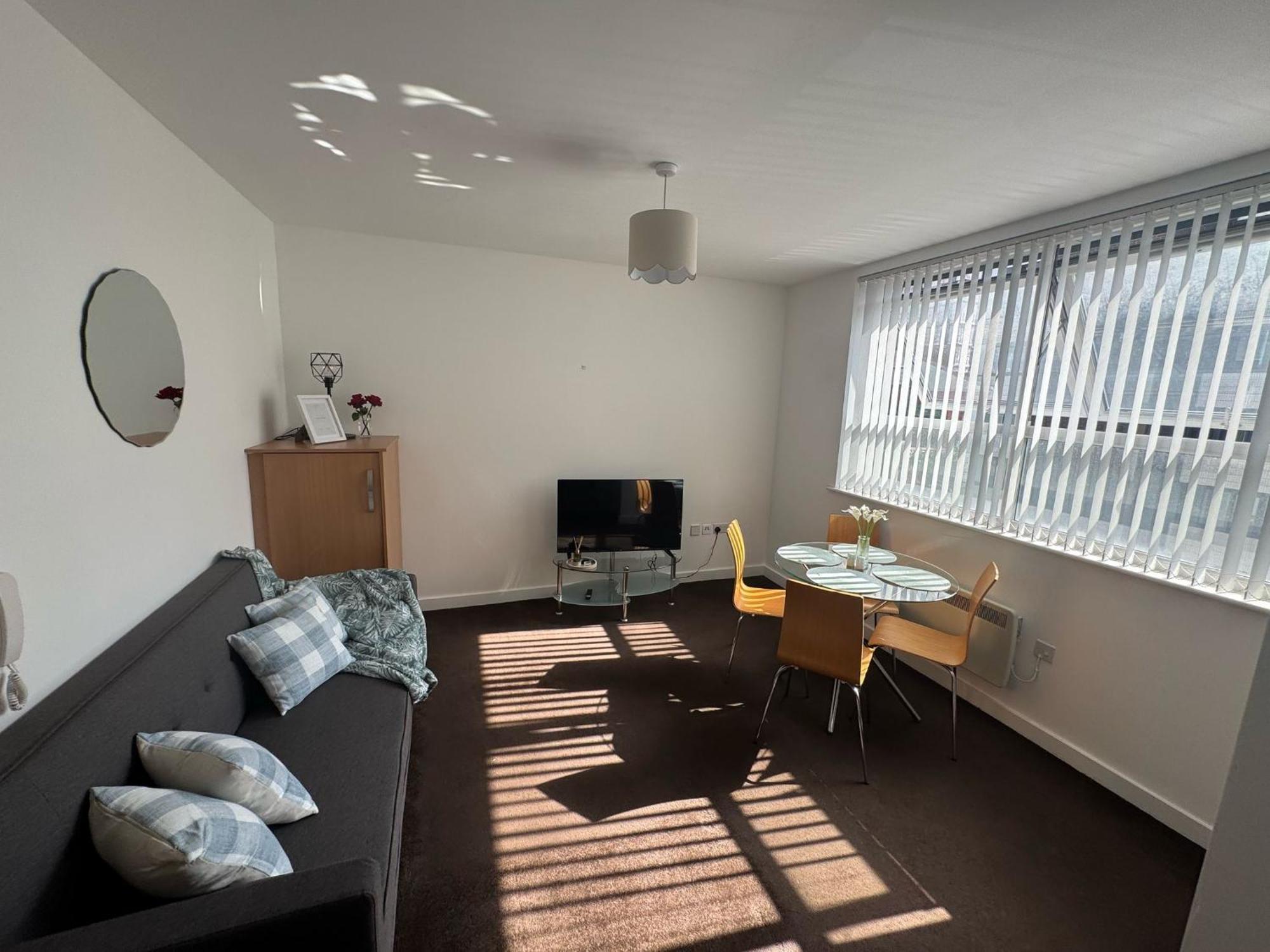 Apartment Chic Trafford Apartment, Private Underground Parking, Fast Wi-fi, Self Check-in Anytime, 5 Mins To Old Trafford Stadium Manchester