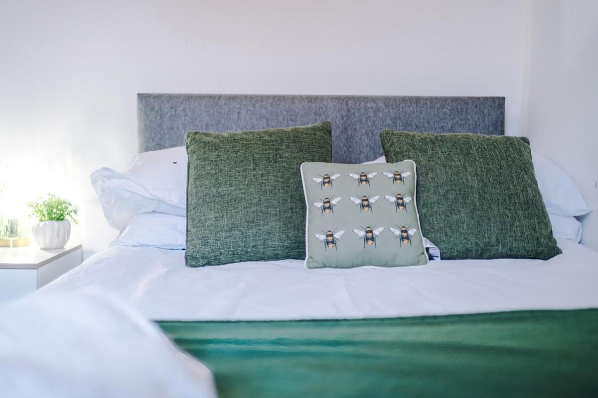 Discounted Month Contractor Parking Wi-fi Sleeps 8 Manchester