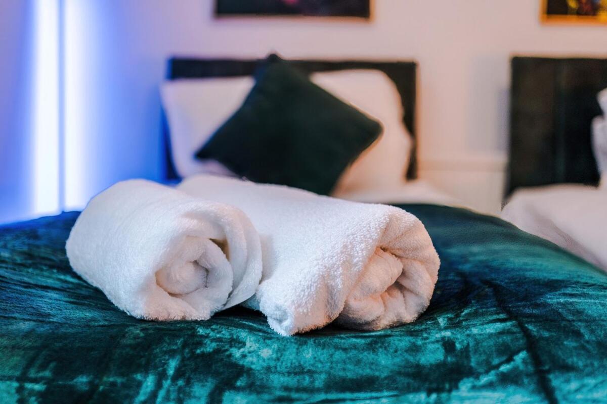 Apartment Discounted Month Contractor Parking Wi-fi Sleeps 8 Manchester