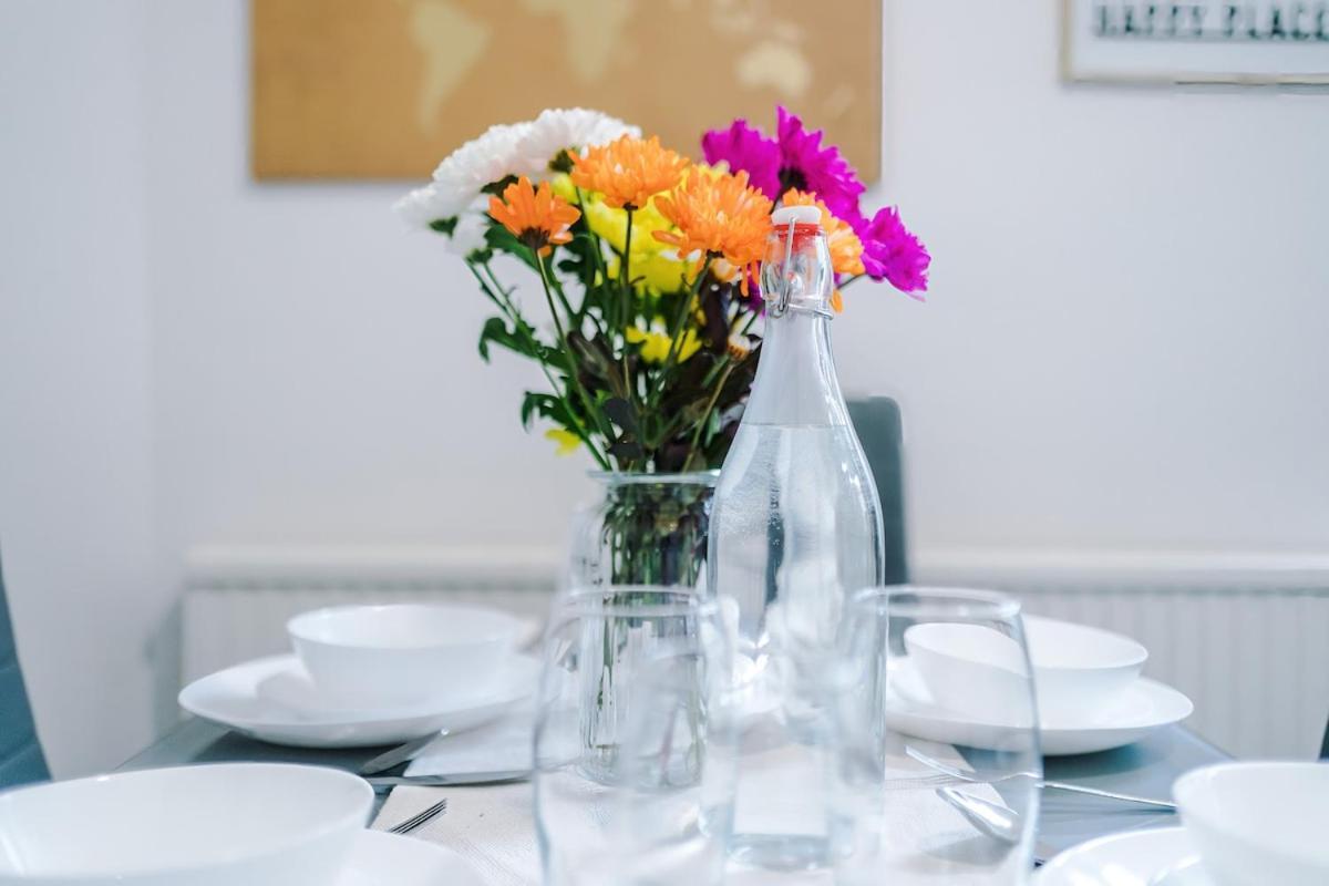 Apartment Discounted Month Contractor Parking Wi-fi Sleeps 8 Manchester