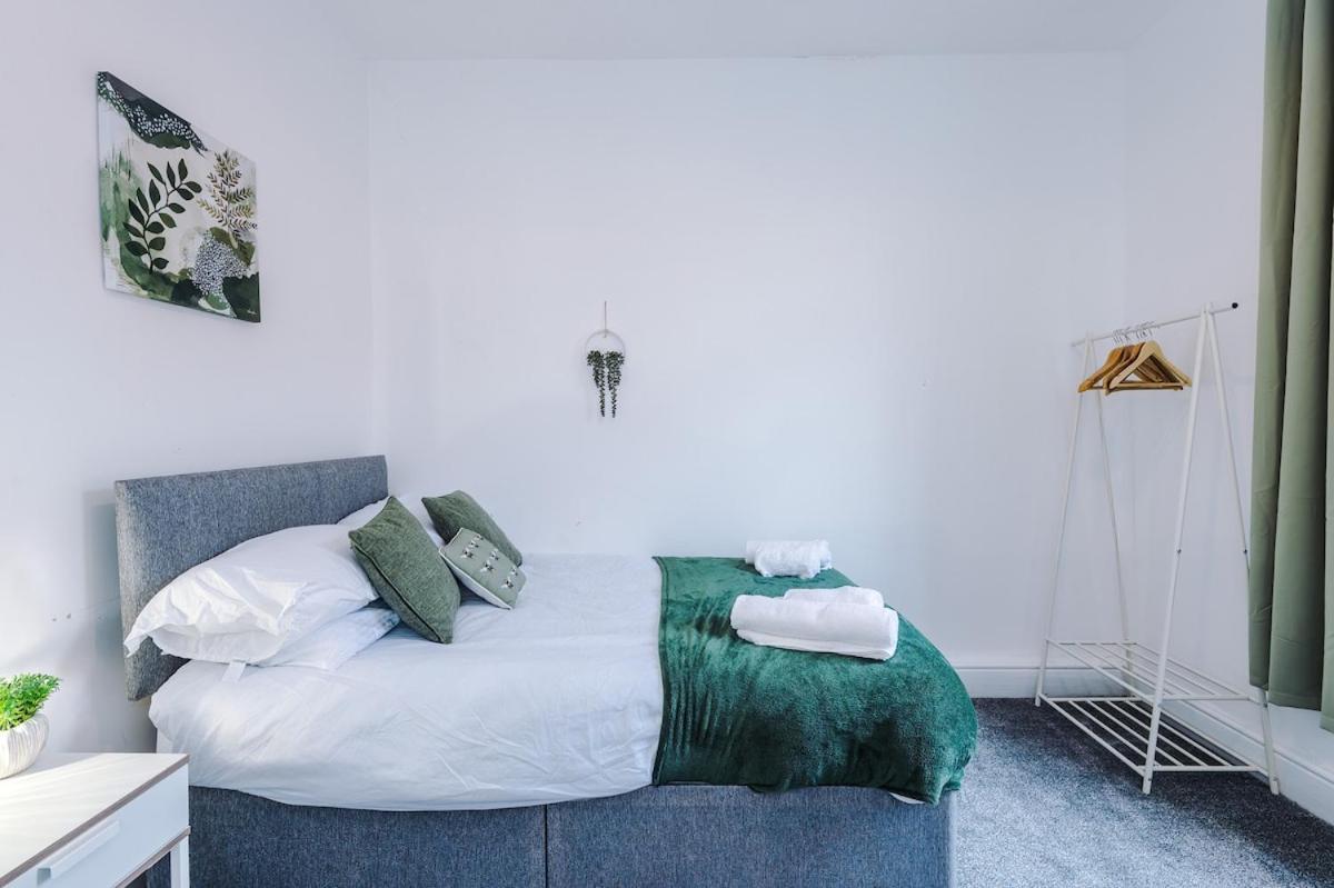 Discounted Month Contractor Parking Wi-fi Sleeps 8 Apartment Manchester