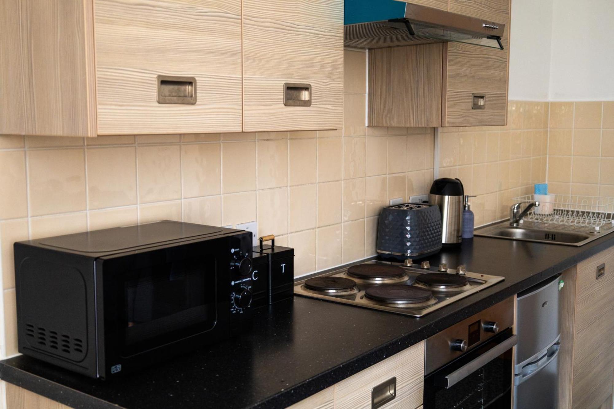 Chic Trafford Apartment, Private Underground Parking, Fast Wi-fi, Self Check-in Anytime, 5 Mins To Old Trafford Stadium