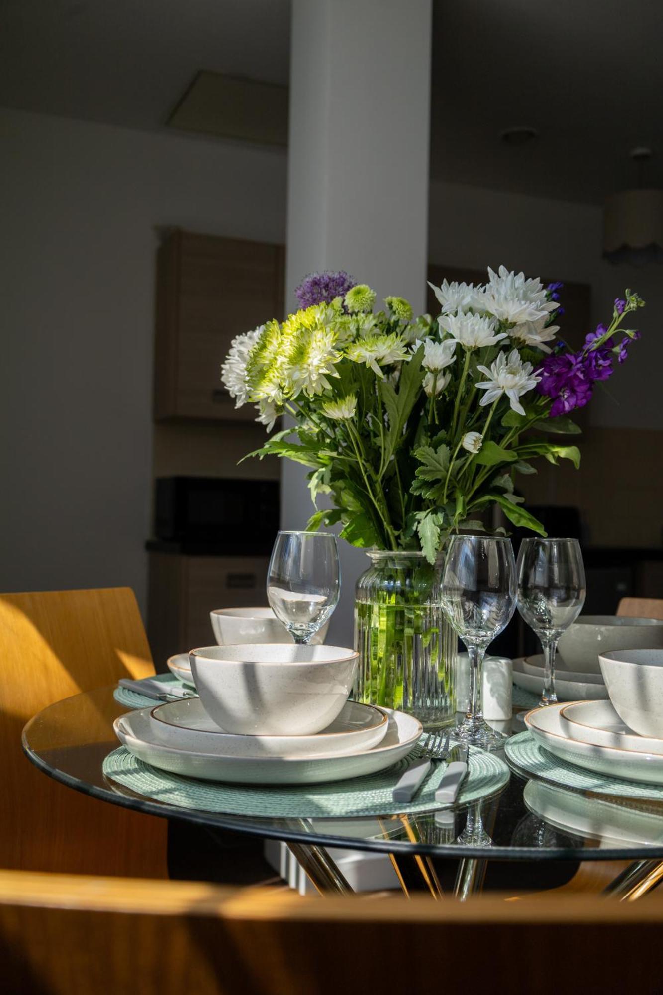 Apartment Chic Trafford Apartment, Private Underground Parking, Fast Wi-fi, Self Check-in Anytime, 5 Mins To Old Trafford Stadium