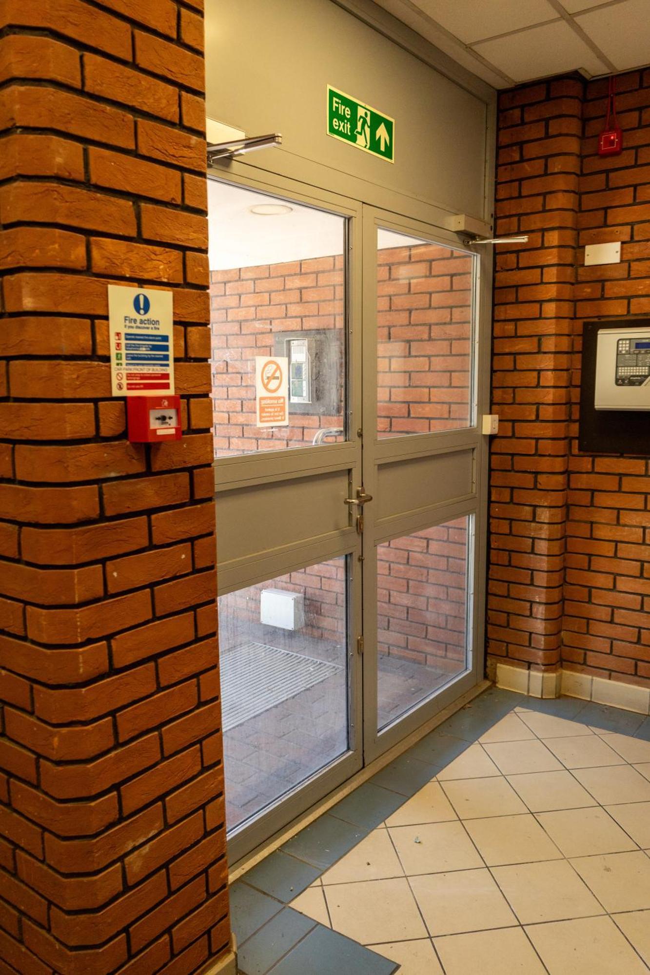 Apartment Chic Trafford Apartment, Private Underground Parking, Fast Wi-fi, Self Check-in Anytime, 5 Mins To Old Trafford Stadium *