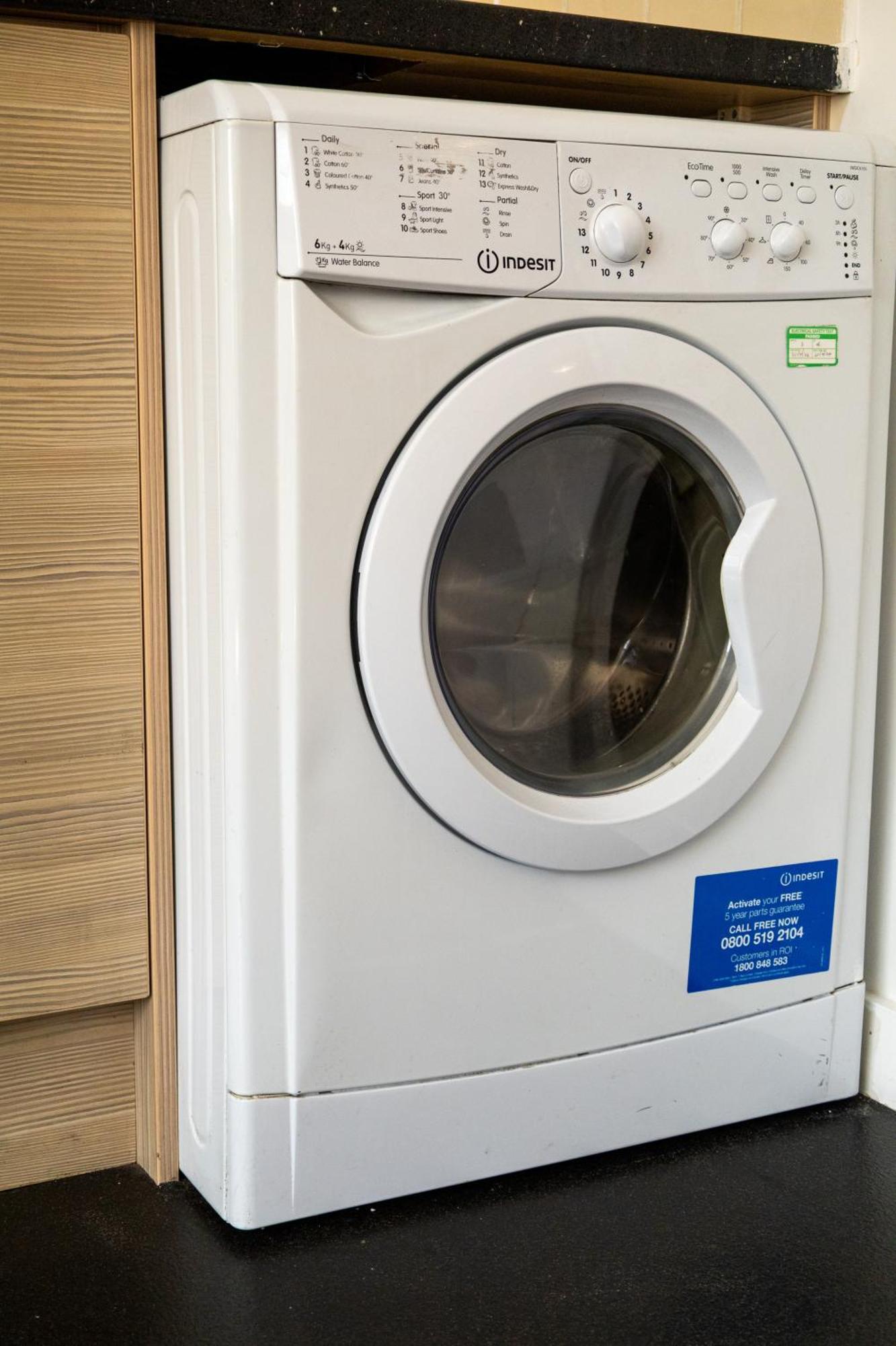 Chic Trafford Apartment, Private Underground Parking, Fast Wi-fi, Self Check-in Anytime, 5 Mins To Old Trafford Stadium * Manchester