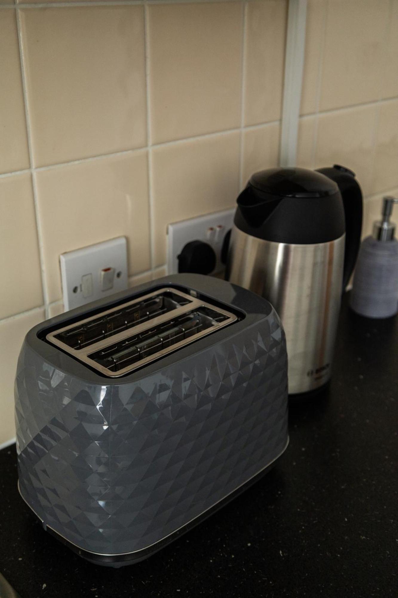 Chic Trafford Apartment, Private Underground Parking, Fast Wi-fi, Self Check-in Anytime, 5 Mins To Old Trafford Stadium Manchester