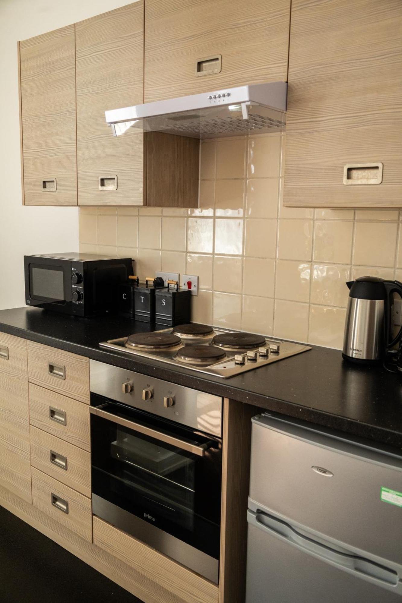 Chic Trafford Apartment, Private Underground Parking, Fast Wi-fi, Self Check-in Anytime, 5 Mins To Old Trafford Stadium * Manchester