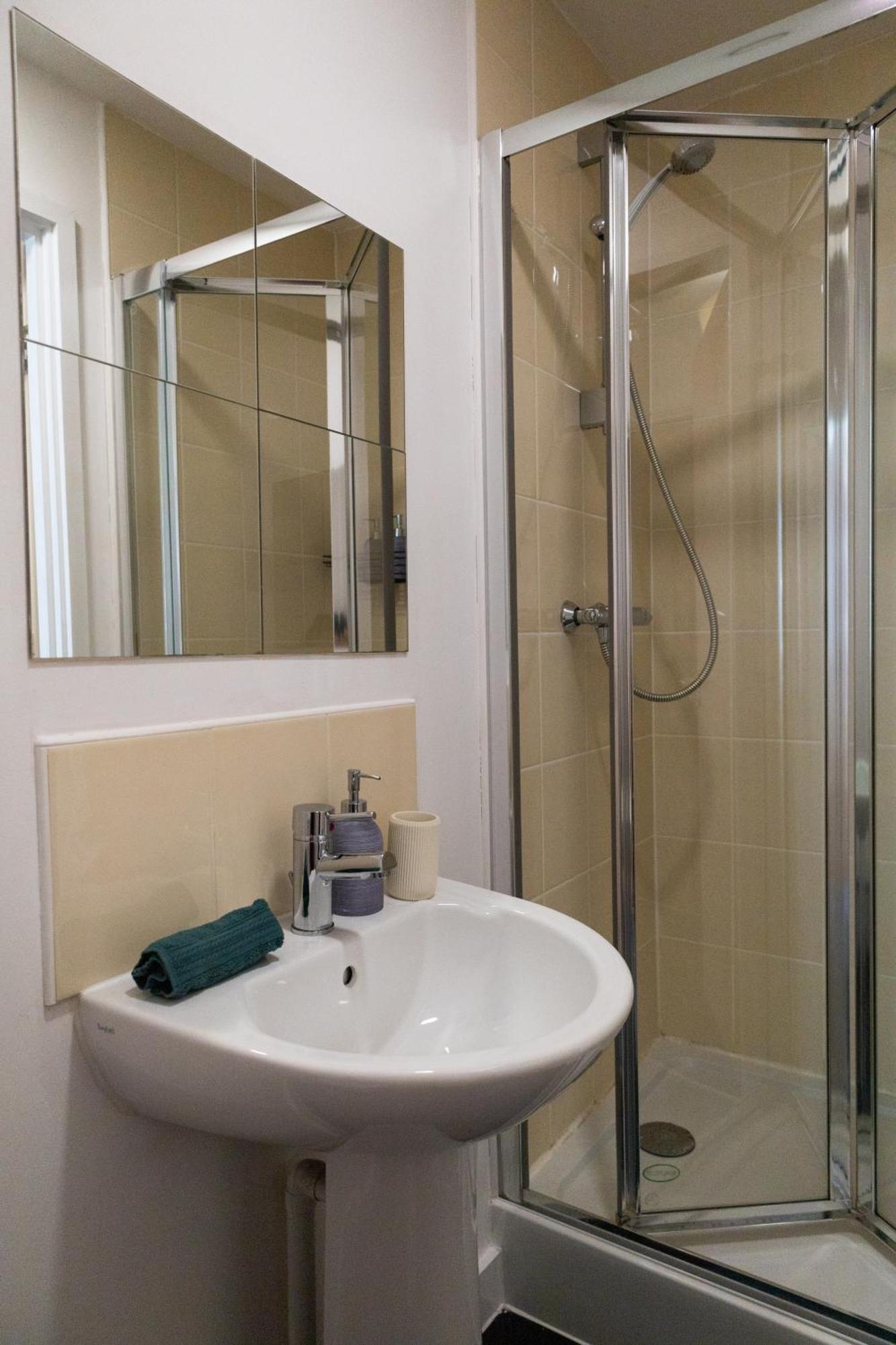 Chic Trafford Apartment, Private Underground Parking, Fast Wi-fi, Self Check-in Anytime, 5 Mins To Old Trafford Stadium Apartment *