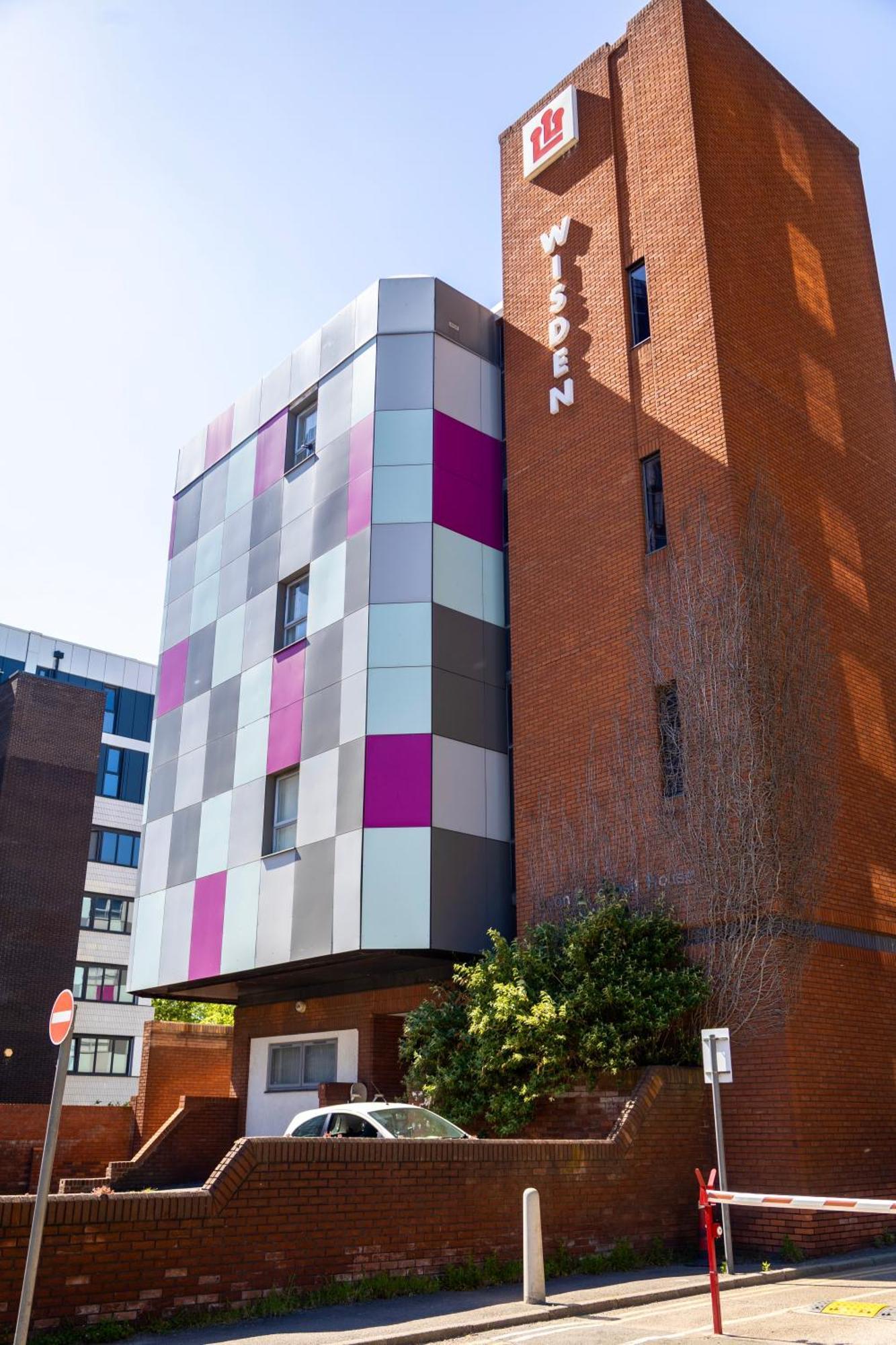 The Trafford Luxe , Garage Parking, Self Check-in Anytime - Perfect For Late Arrivals, Ultra- Fast Wi-fi, 5 Mins To Old Trafford Stadium Apartment *