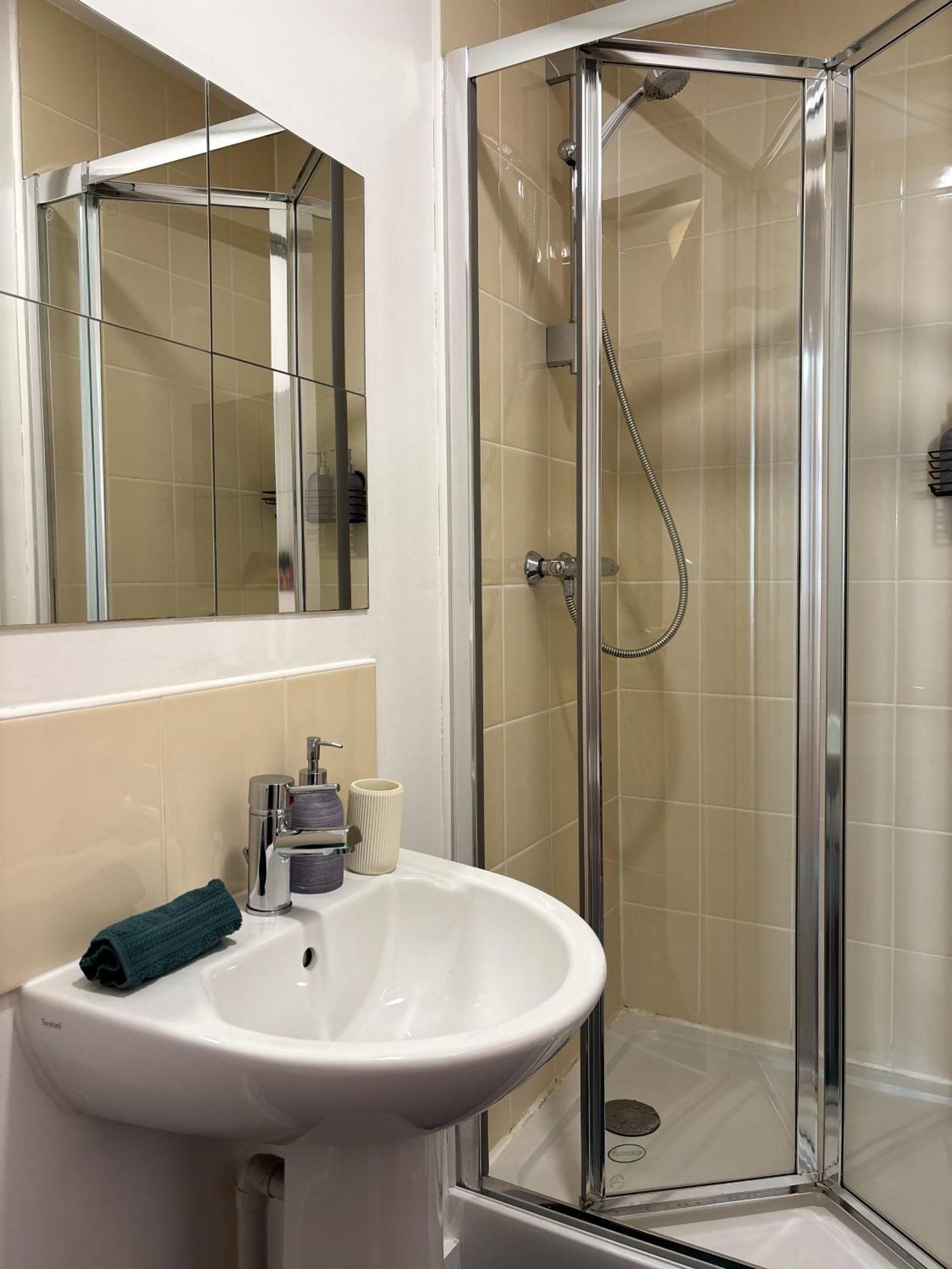 The Trafford Luxe , Garage Parking, Self Check-in Anytime - Perfect For Late Arrivals, Ultra- Fast Wi-fi, 5 Mins To Old Trafford Stadium * Manchester