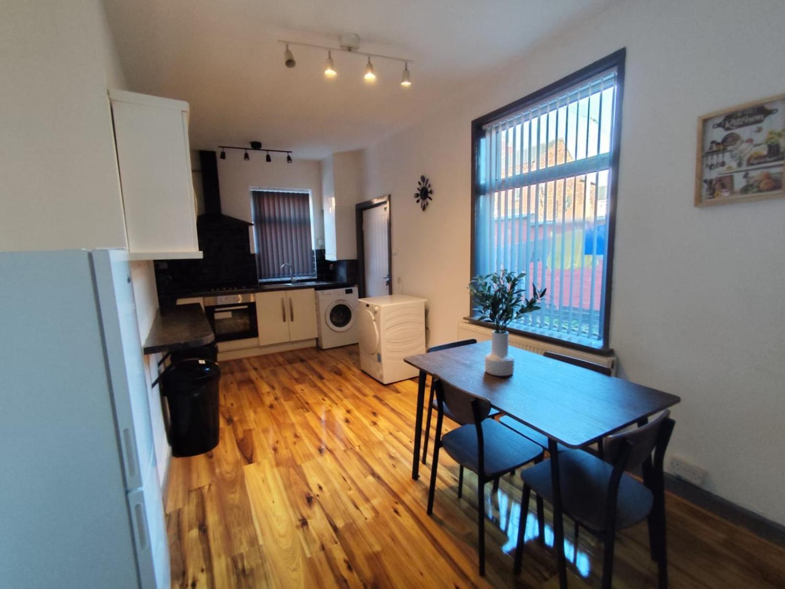 Double-bedroom In The Heart Of Harpurhey Perfect For Short *