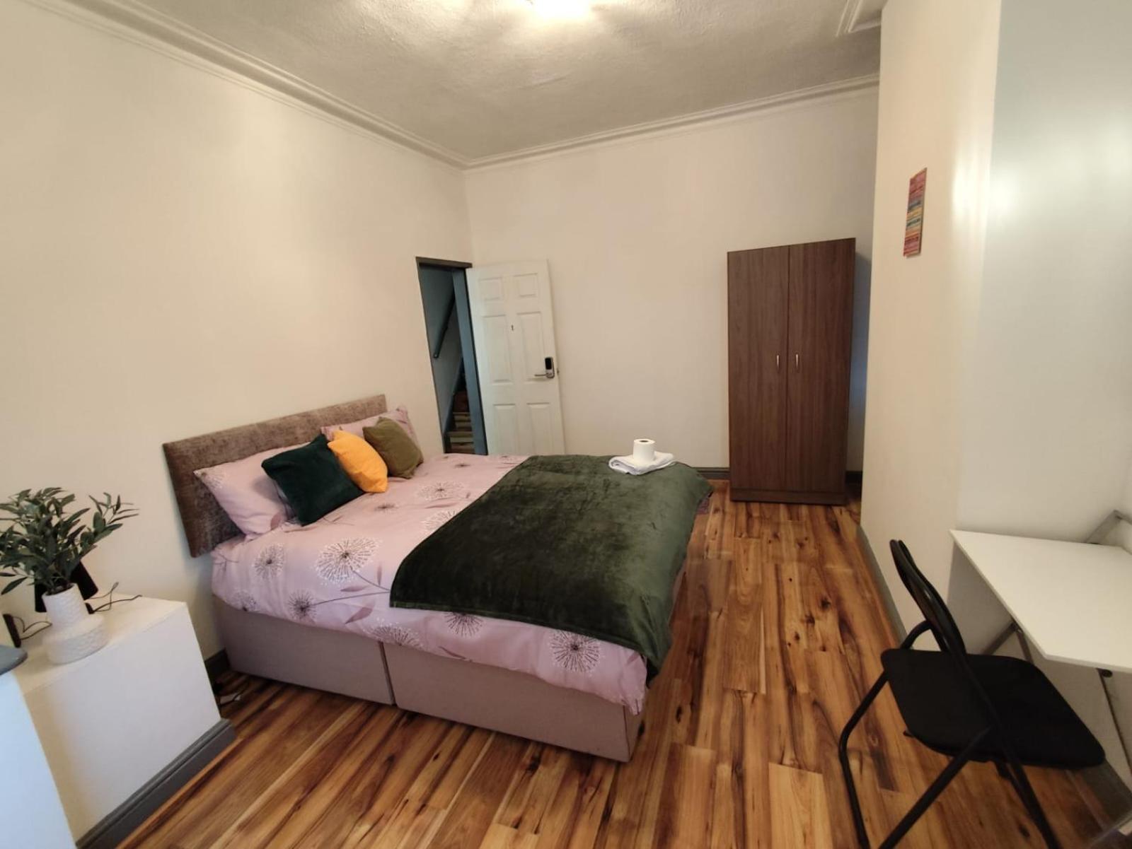 Double-bedroom In The Heart Of Harpurhey Perfect For Short
