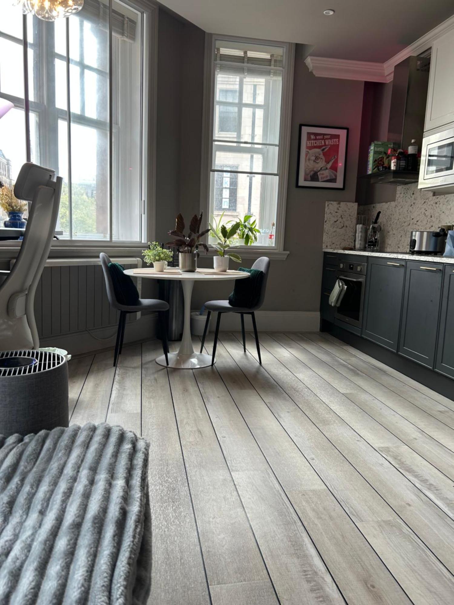 - Deansgate Luxe Apartment
