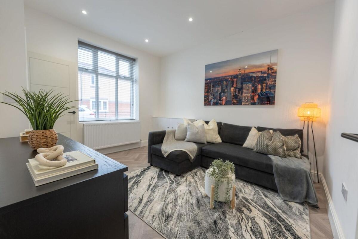 Luxury By Centre Etihad And Coop Live Holiday home
