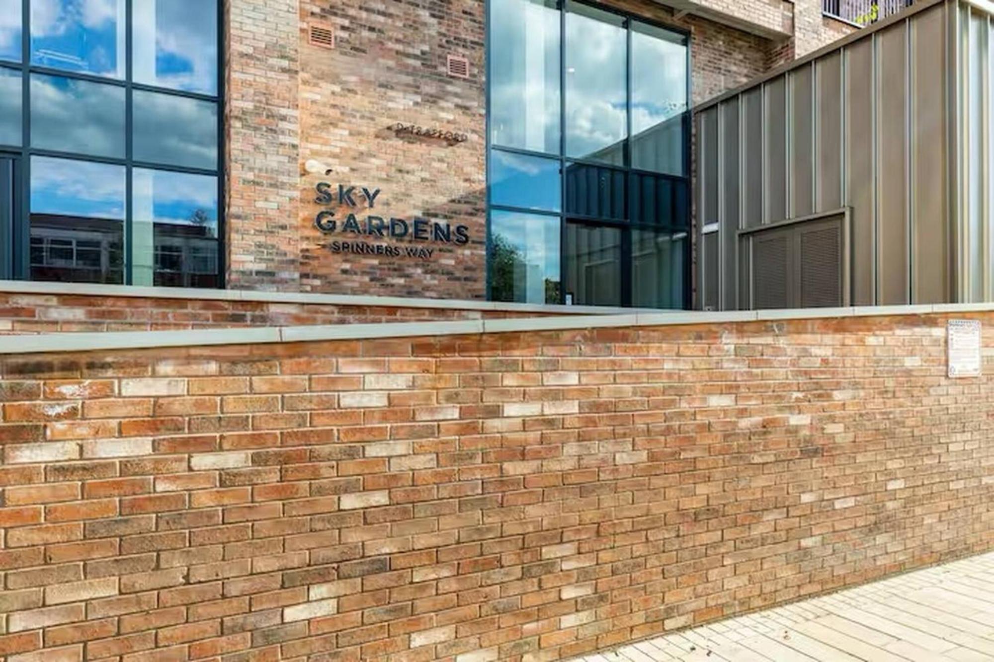 2 Level - Balcony - Free Parking - * Manchester