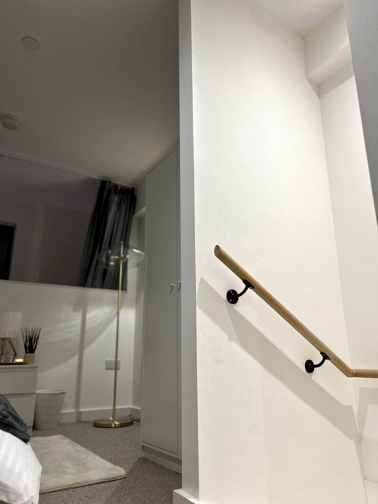 Apartment 2 Level - Balcony - Free Parking - *