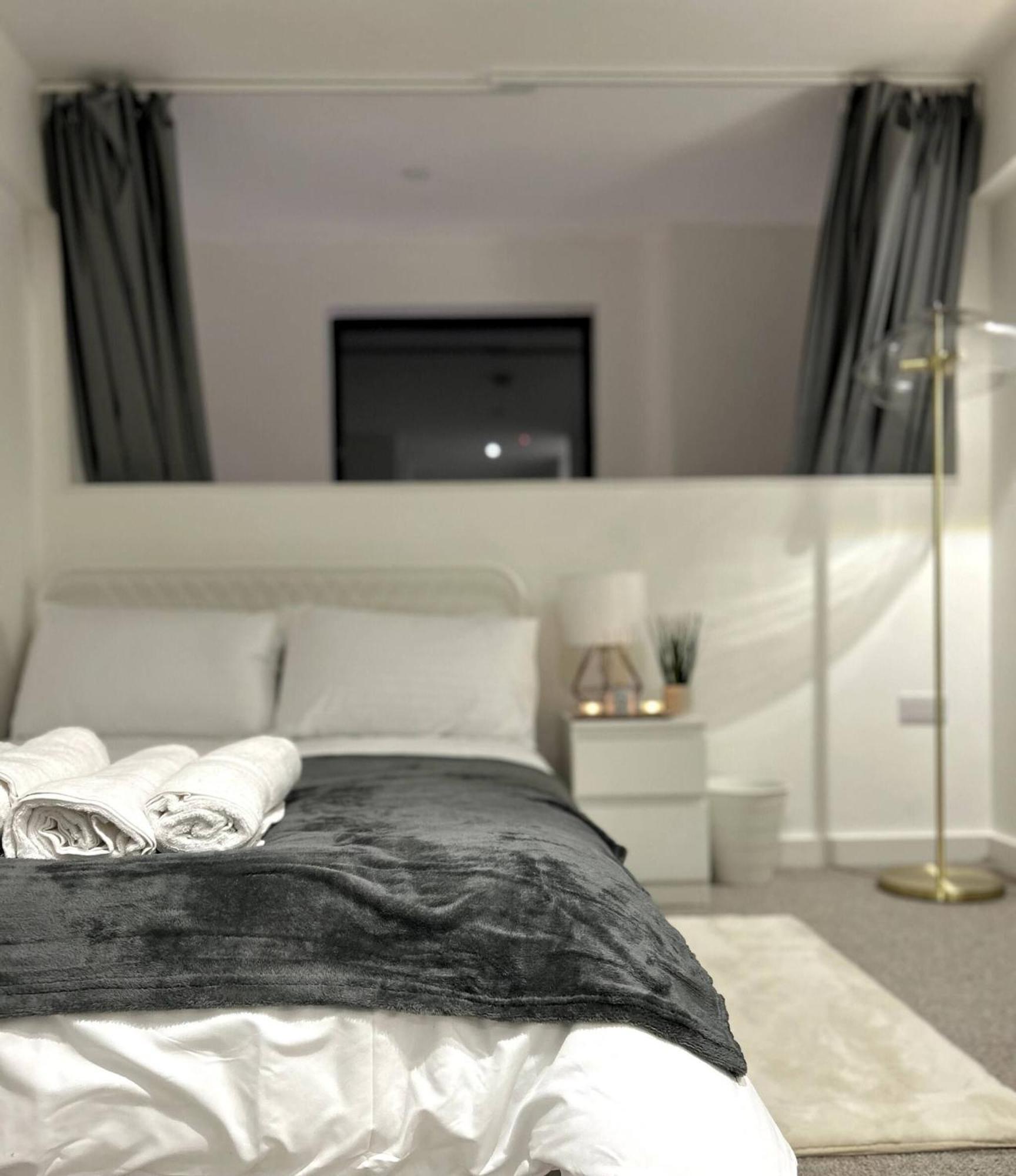 2 Level - Balcony - Free Parking - Apartment