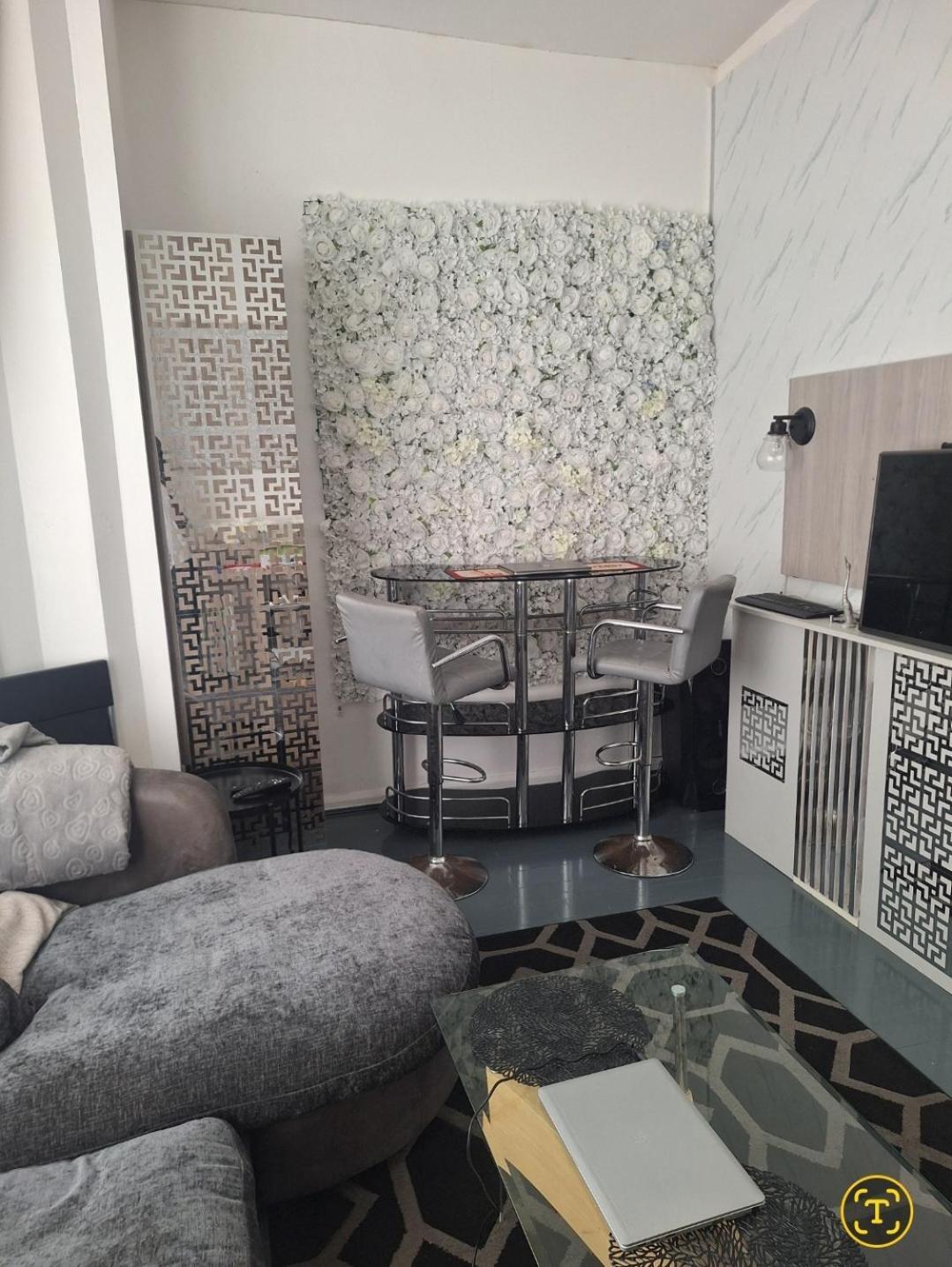 Stylish 1 Bedroom Flat Close To Centre, Walking Distance To Heaton Park Manchester