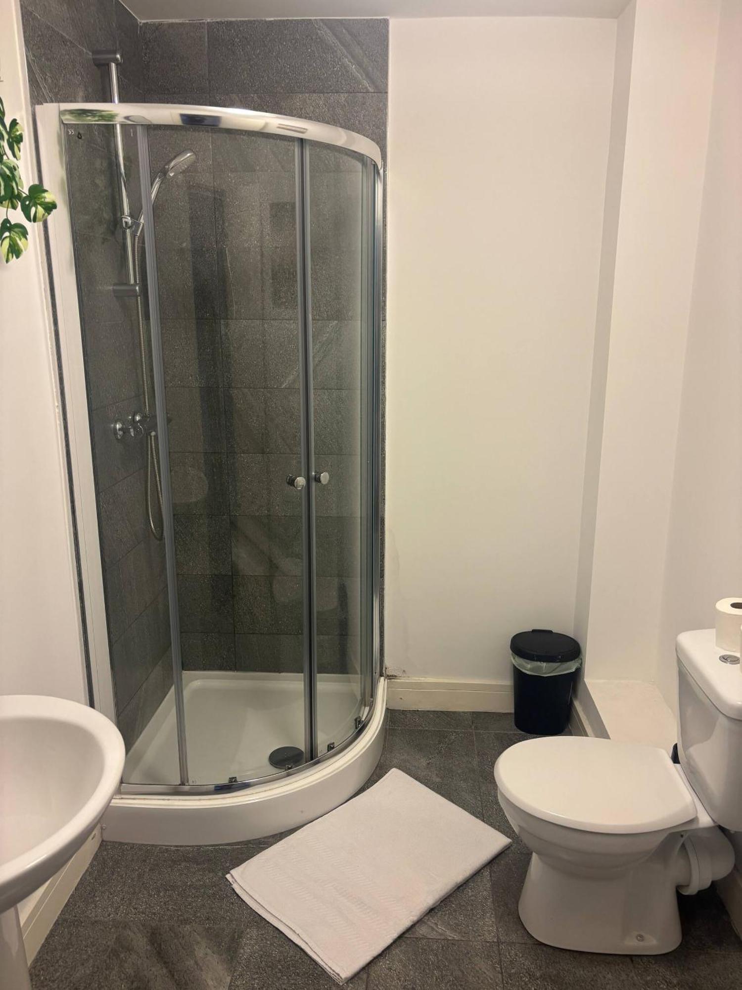 Apartment Budget Friendly Private - Free Parking Manchester