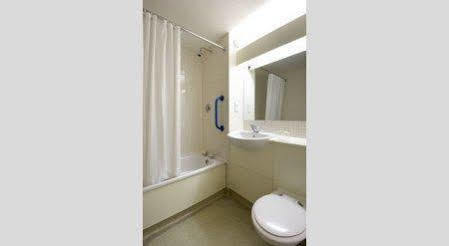 Travelodge Central 3*
