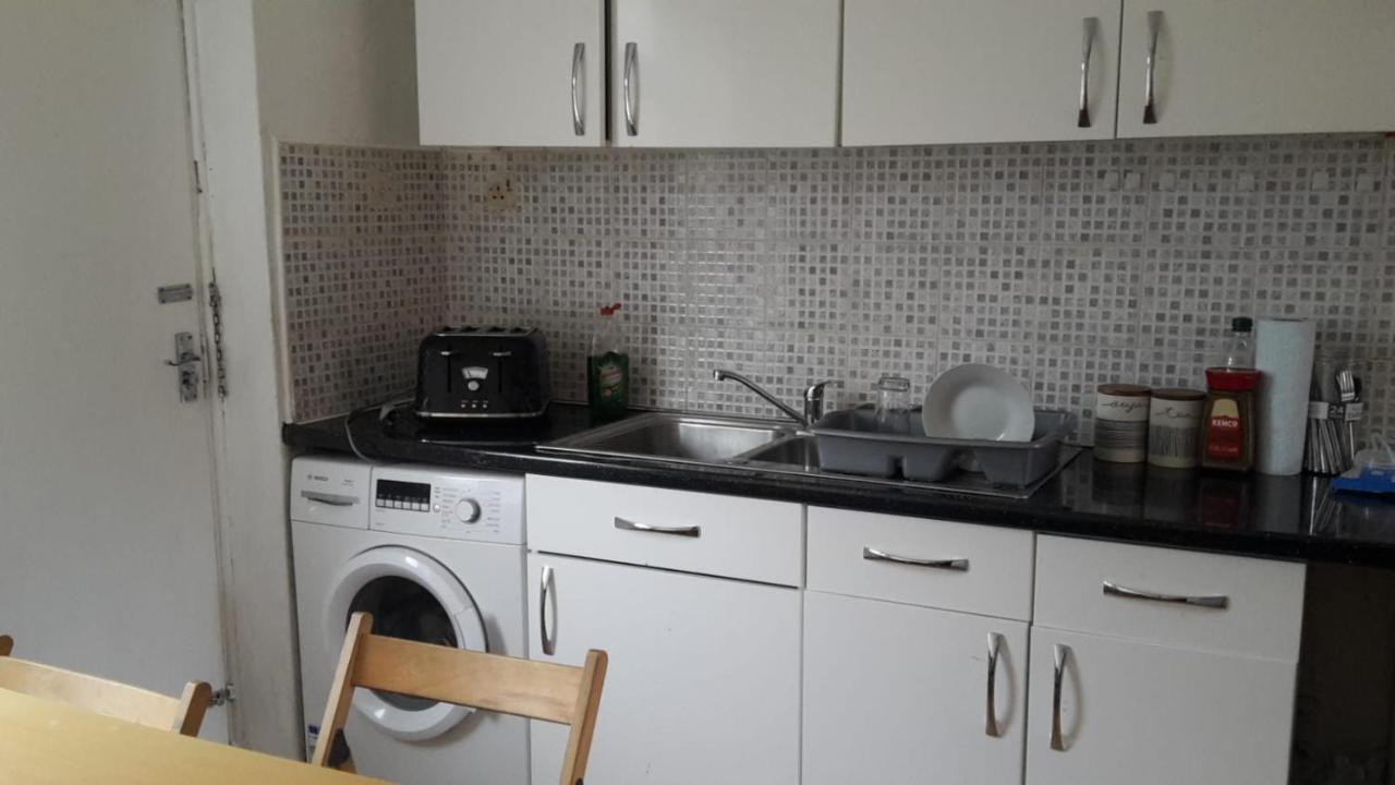Guest house Wadesmill House Manchester