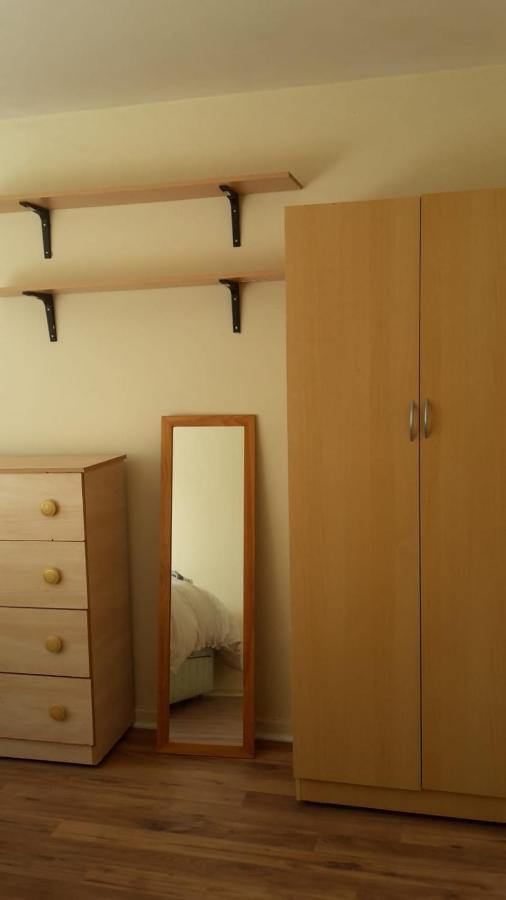 Guest house Wadesmill House Manchester