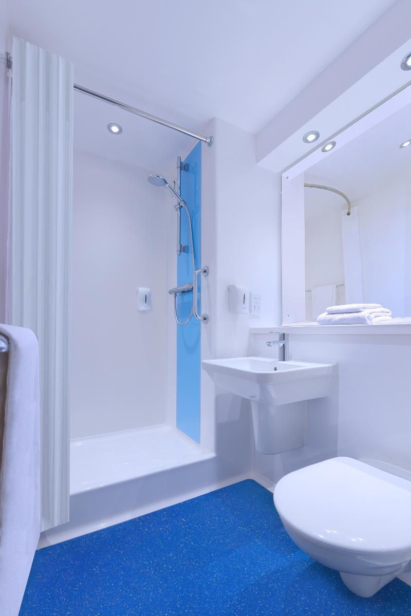 Travelodge Central 3*